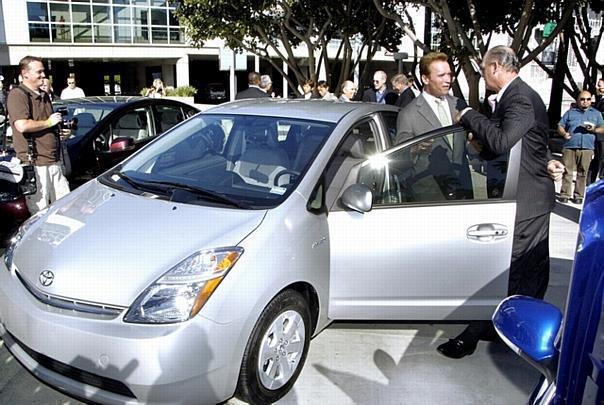 Nicht nur in den USA ein Star: Der Toyota Prius zeigt die höchste Kundenzufriedenheit in Deutschland, England und Frankreich. Hier Gouverneur Arnold Schwarzenegger am Toyota-Messestand in Los Angeles.